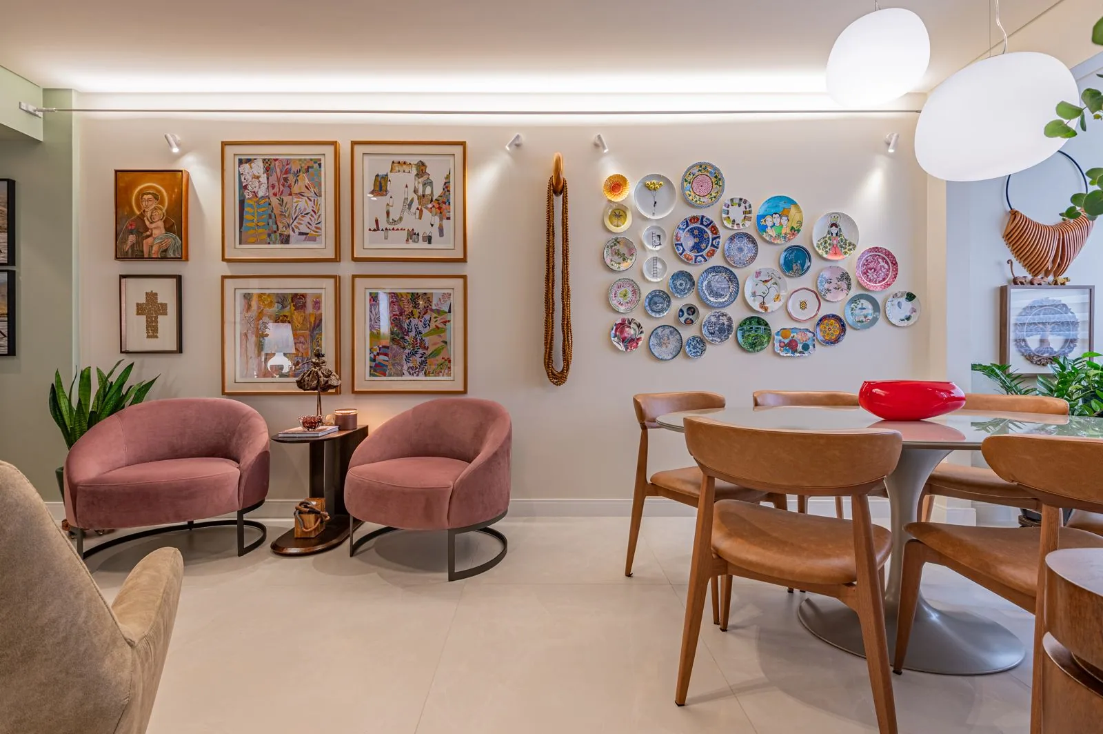 Sala de jantar do Apê FB com parede de quadros e mesa de madeira