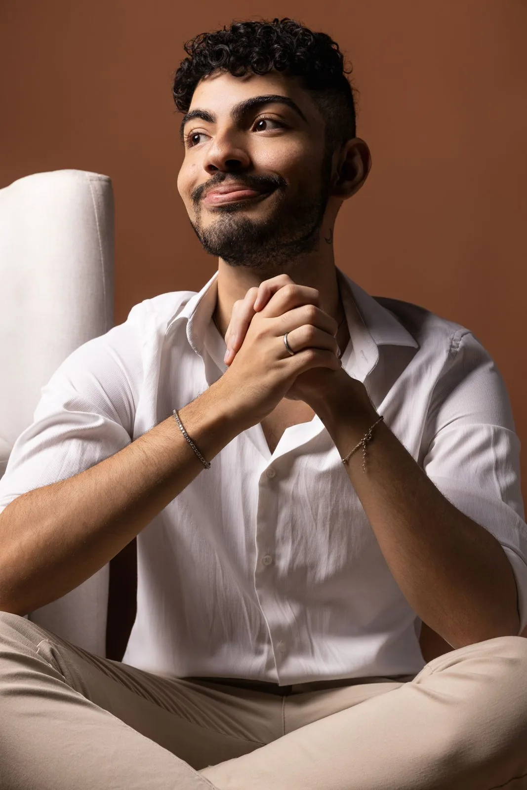 Retrato de Felipe Fraga, arquiteto e designer de interiores